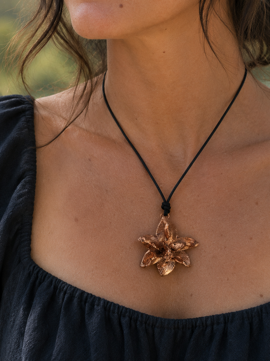 Colgante Camelia - Joyería botánica