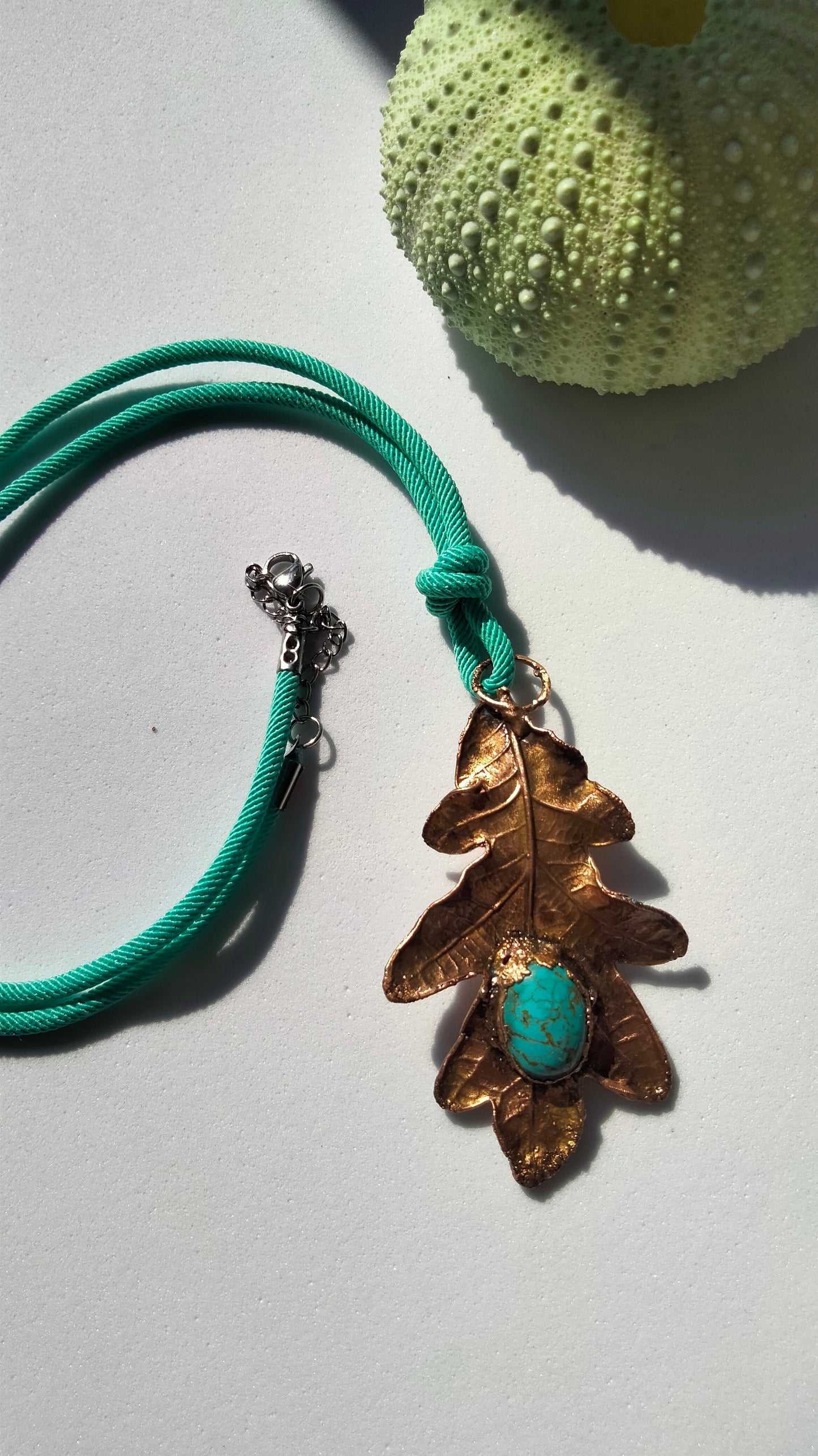Colgante de cobre con hoja real de roble con turquesa