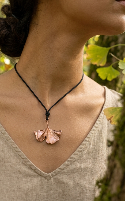 Colgante de cobre con hoja real Ginkgo - Joyeria Botánica
