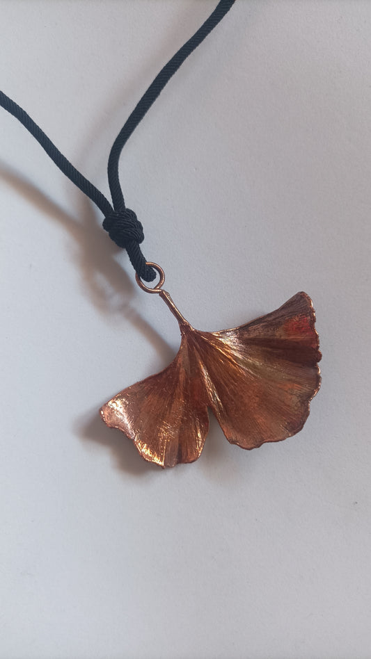 Colgante de cobre con hoja real Ginkgo - Joyeria Botánica