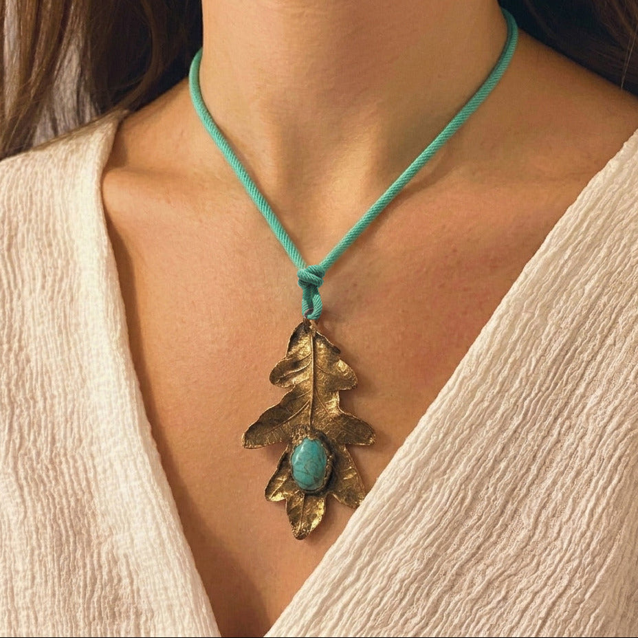 Colgante de cobre con hoja real de roble con turquesa