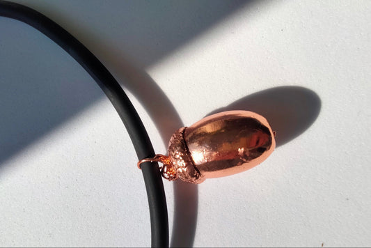 Colgante de cobre con bellota real - Joyería botánica electroformada