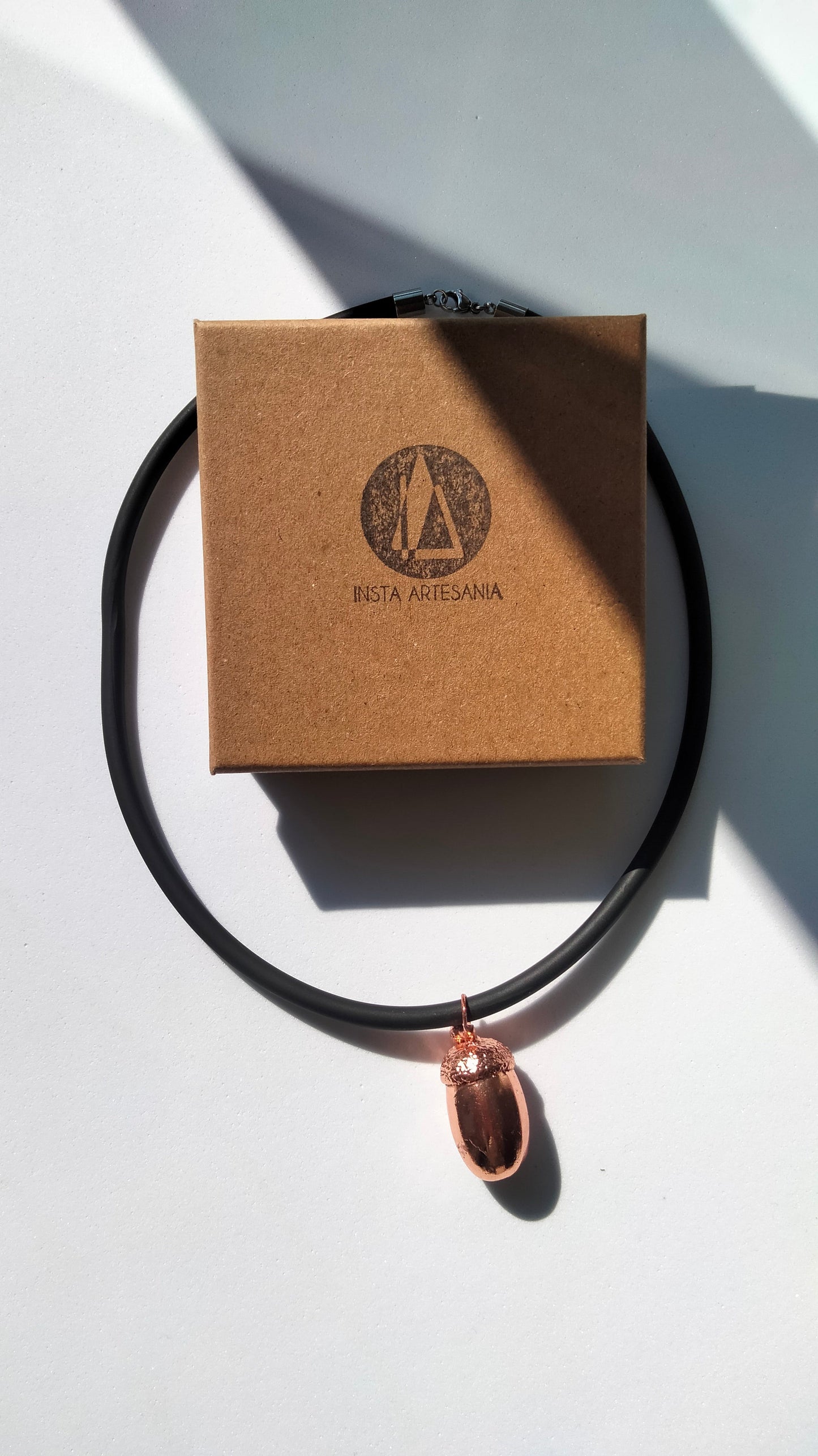 Colgante de cobre con bellota real - Joyería botánica electroformada