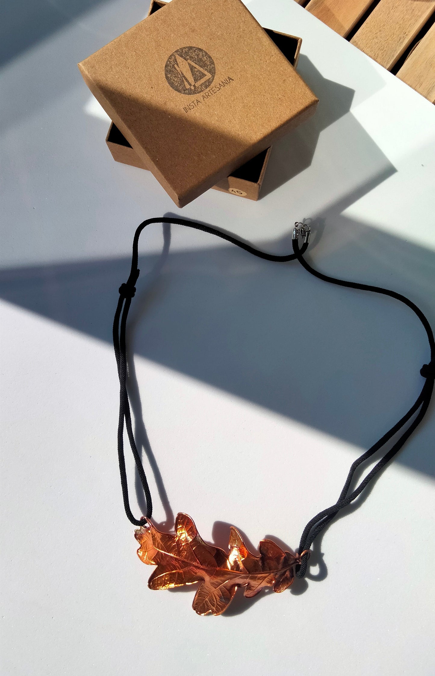 Colgante de cobre con hoja real de roble - Joyería botánica electroformada
