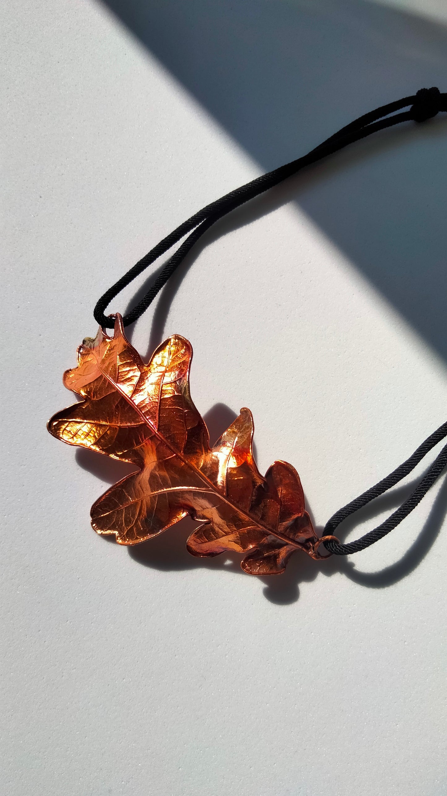 Colgante de cobre con hoja real de roble - Joyería botánica electroformada
