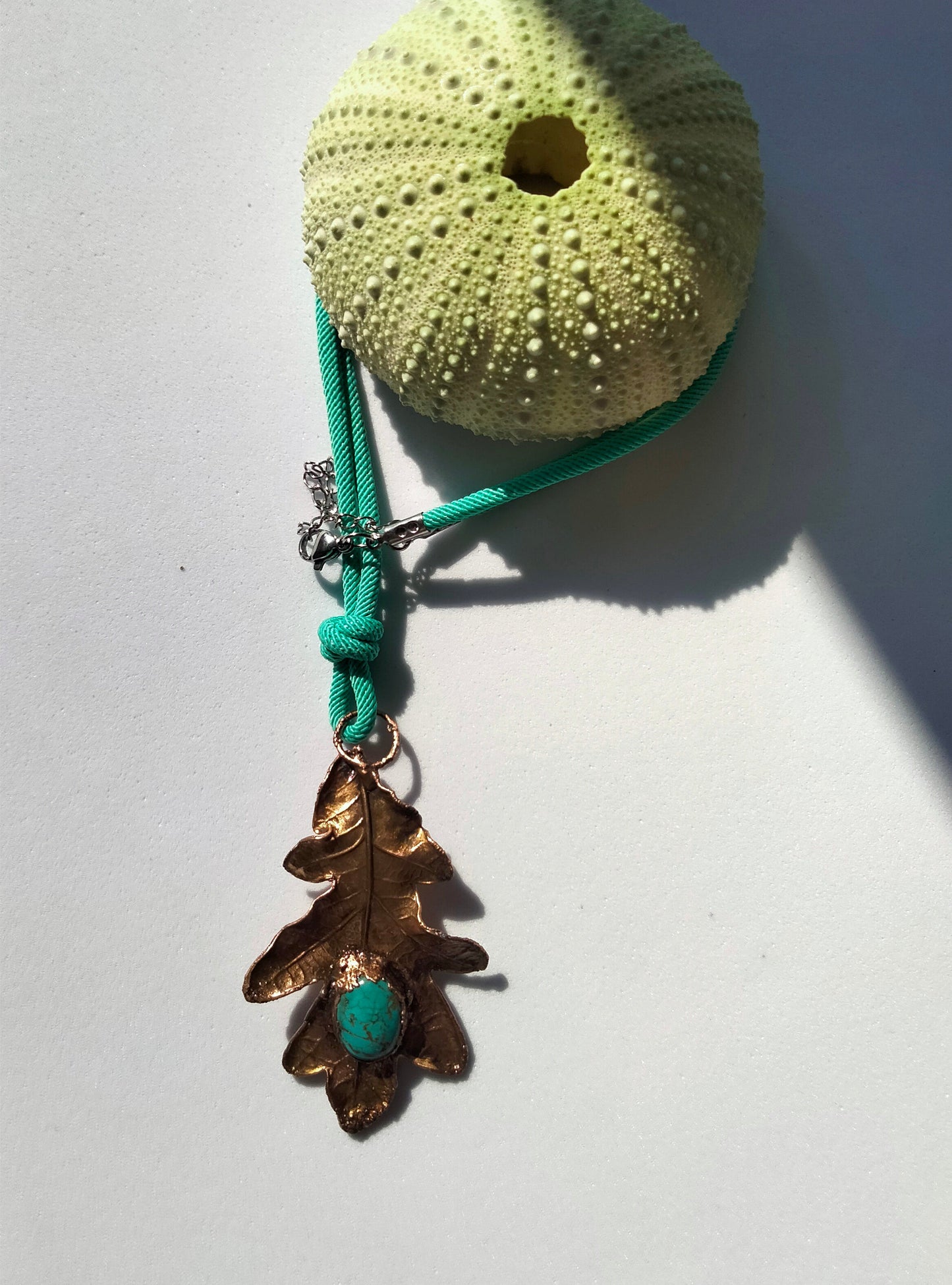 Colgante de cobre con hoja real de roble con turquesa