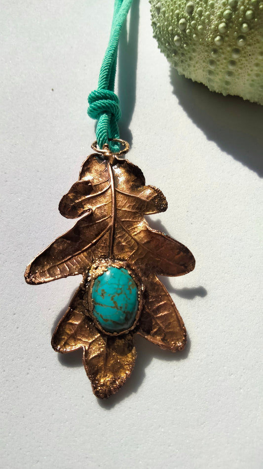 Colgante de cobre con hoja real de roble con turquesa