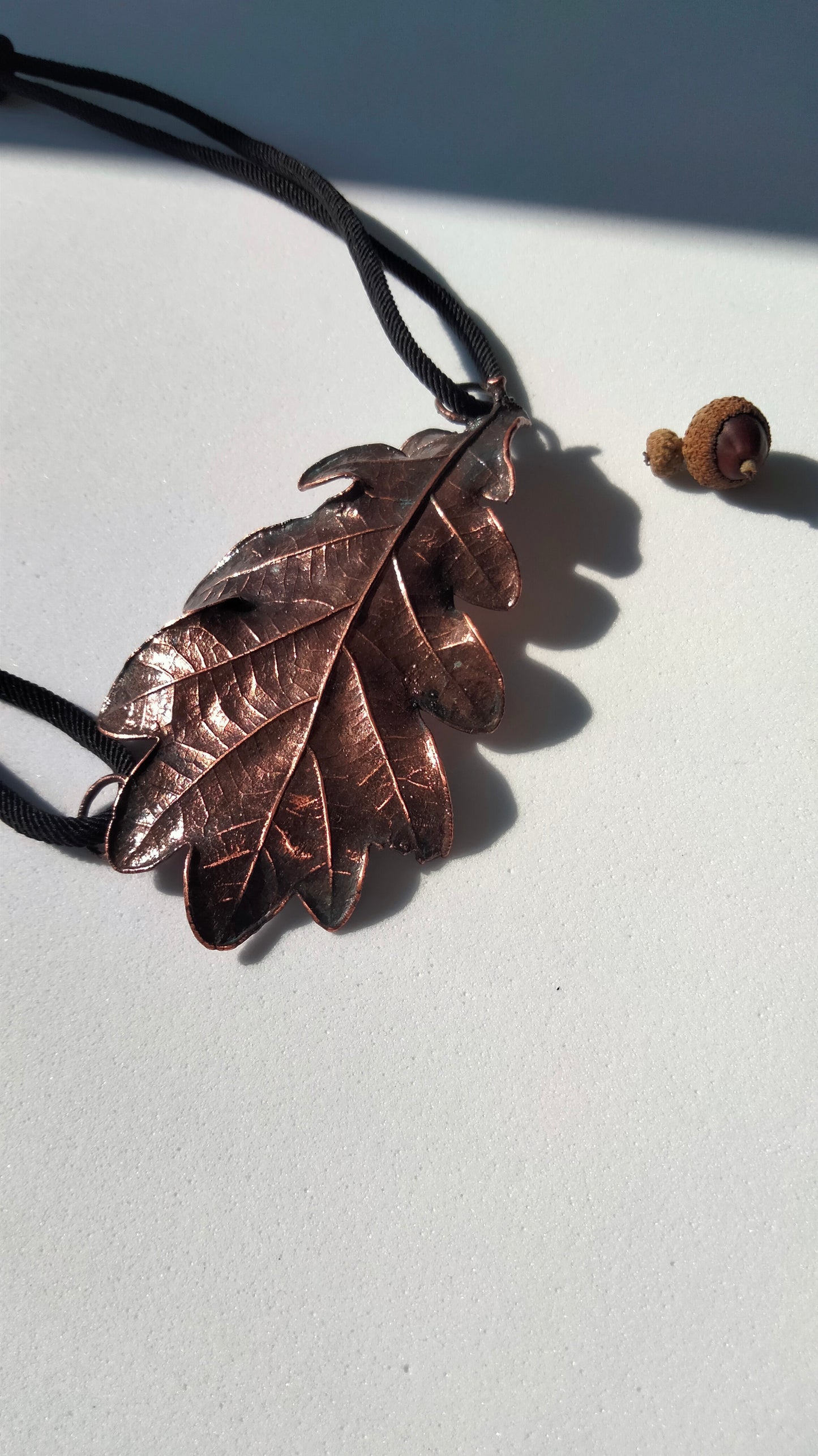 Colgante de cobre con hoja real de roble - Joyería botánica electroformada