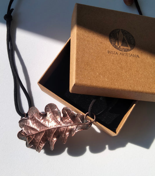 Colgante de cobre con hoja real de roble - Joyería botánica electroformada