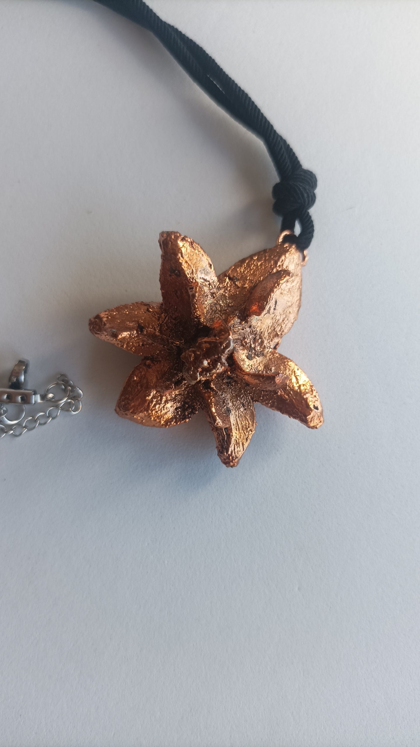 Colgante Camelia - Joyería botánica