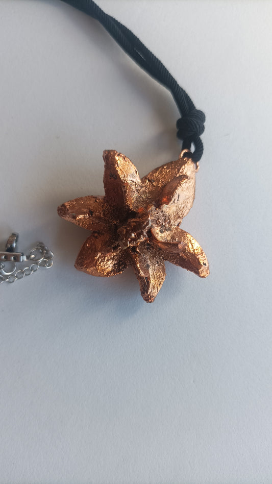 Colgante Camelia - Joyería botánica