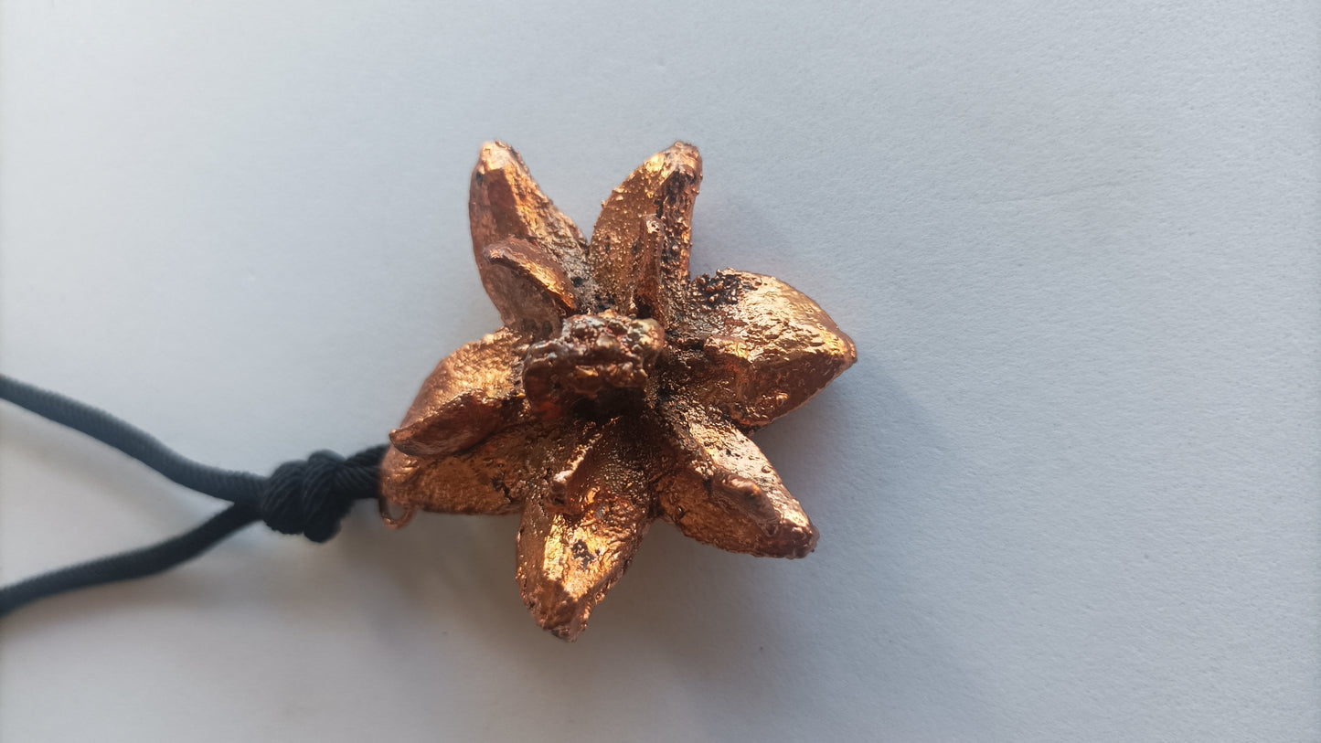 Colgante Camelia - Joyería botánica